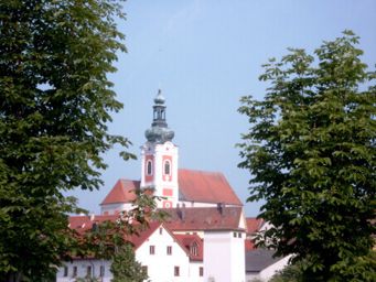 Neualbenreuth Kirche 2003.JPG (82623 Byte)